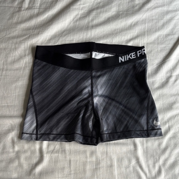 Nike pro dri-fit shorts - Picture 1 of 3